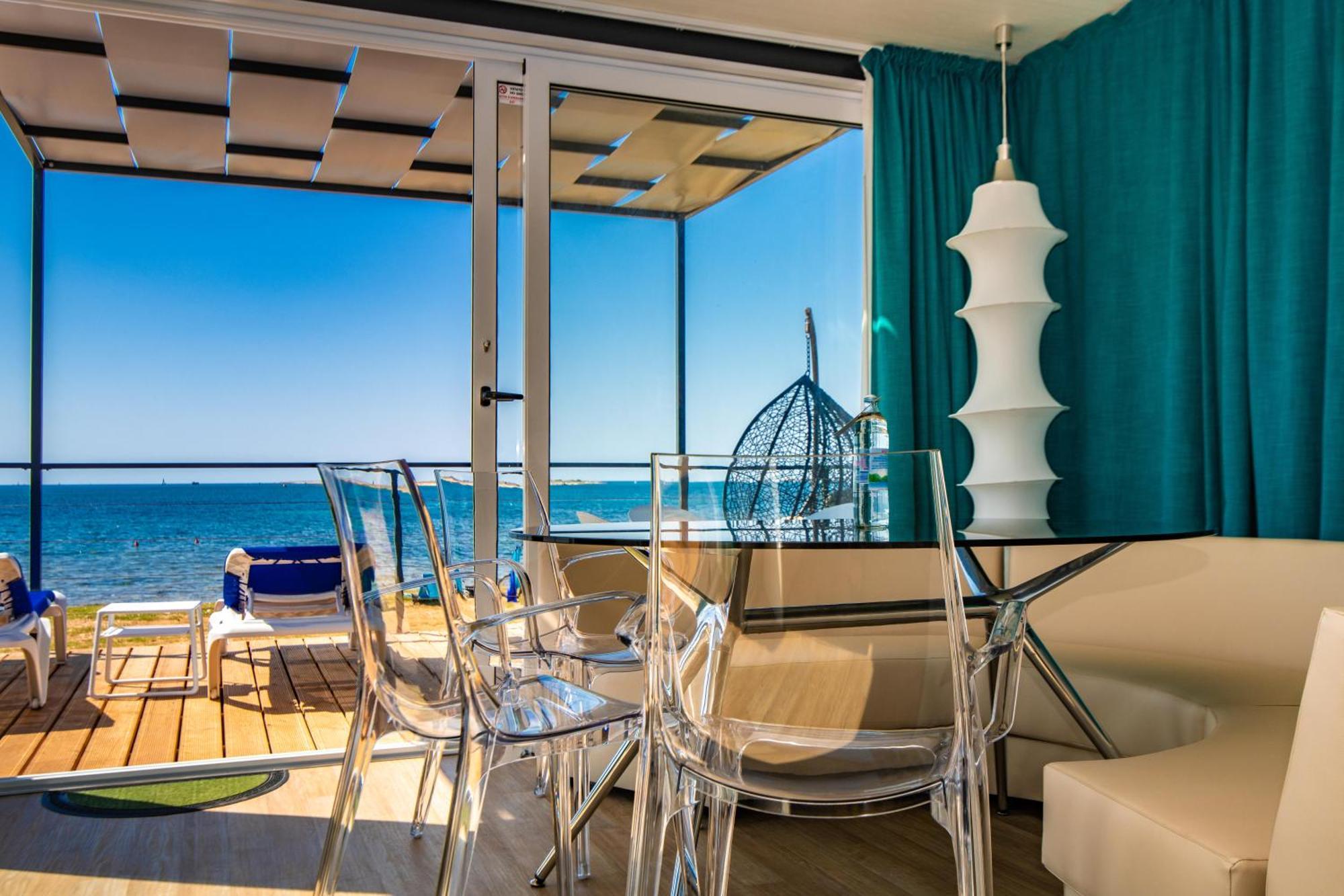 Deluxe Campinghaus mit 2 Schlafzimmern und Meerblick